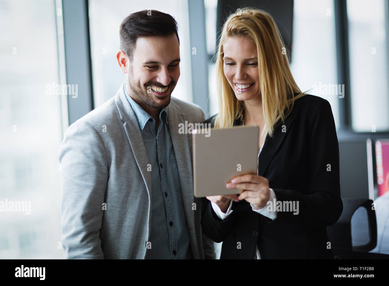 Geschäftsleute, die Diskussion während der Verwendung digitaler Tablette im Büro Stockfoto