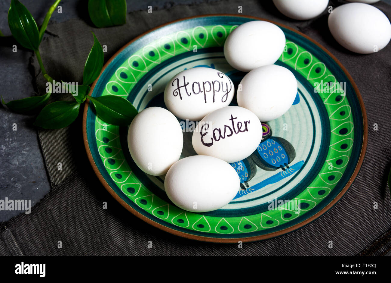 Frohe Ostern Hinweis auf den Eiern geschrieben für religiöser Feiertag Stockfoto