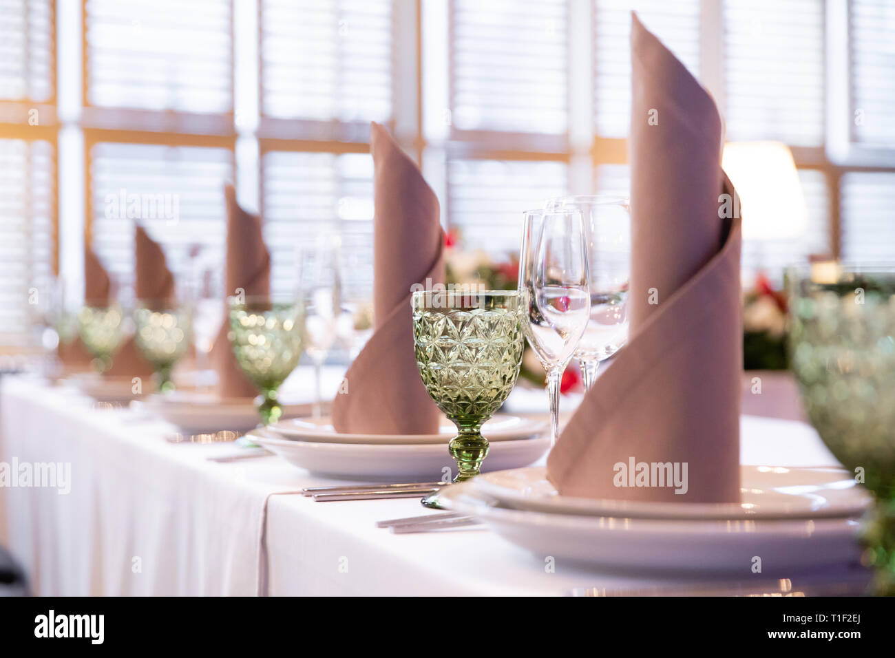 Restaurant Tisch mit Gläsern, Servietten und Besteck Stockfoto