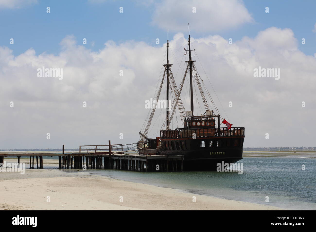 Piratenschiff auf der Insel Djerba, Tunesien. Touristische Piratenschiff für Gäste der Insel unterhalten. Insel Djerba. Tunesien. Im nördlichen Afrika. Stockfoto