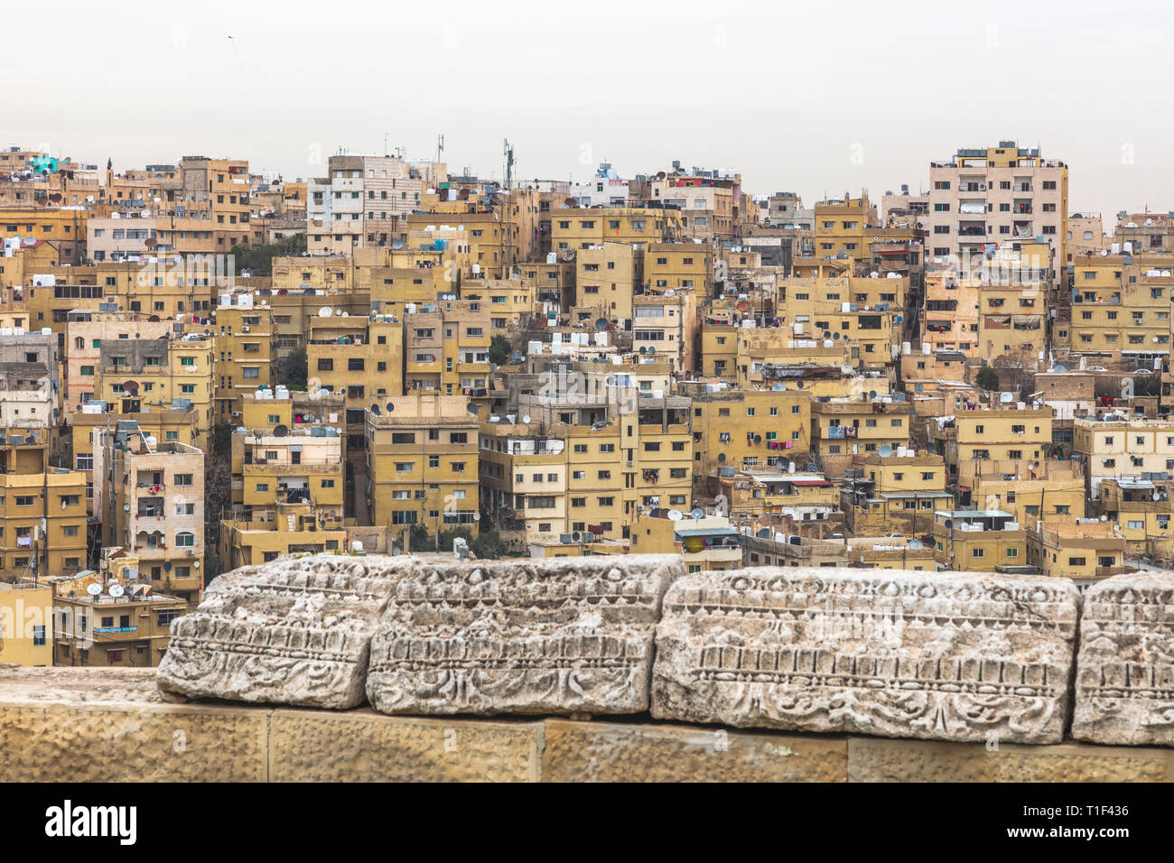 Typische Ansicht der Altstadt von Amman in Jordanien, gesehen von der Zitadelle auf dem Jabal Al Qal'a Stockfoto