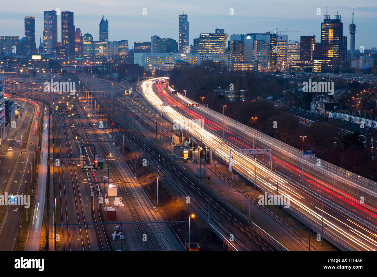 Den Haag - Rush Hour auf der Autobahn A4, die in der Mitte Stockfoto