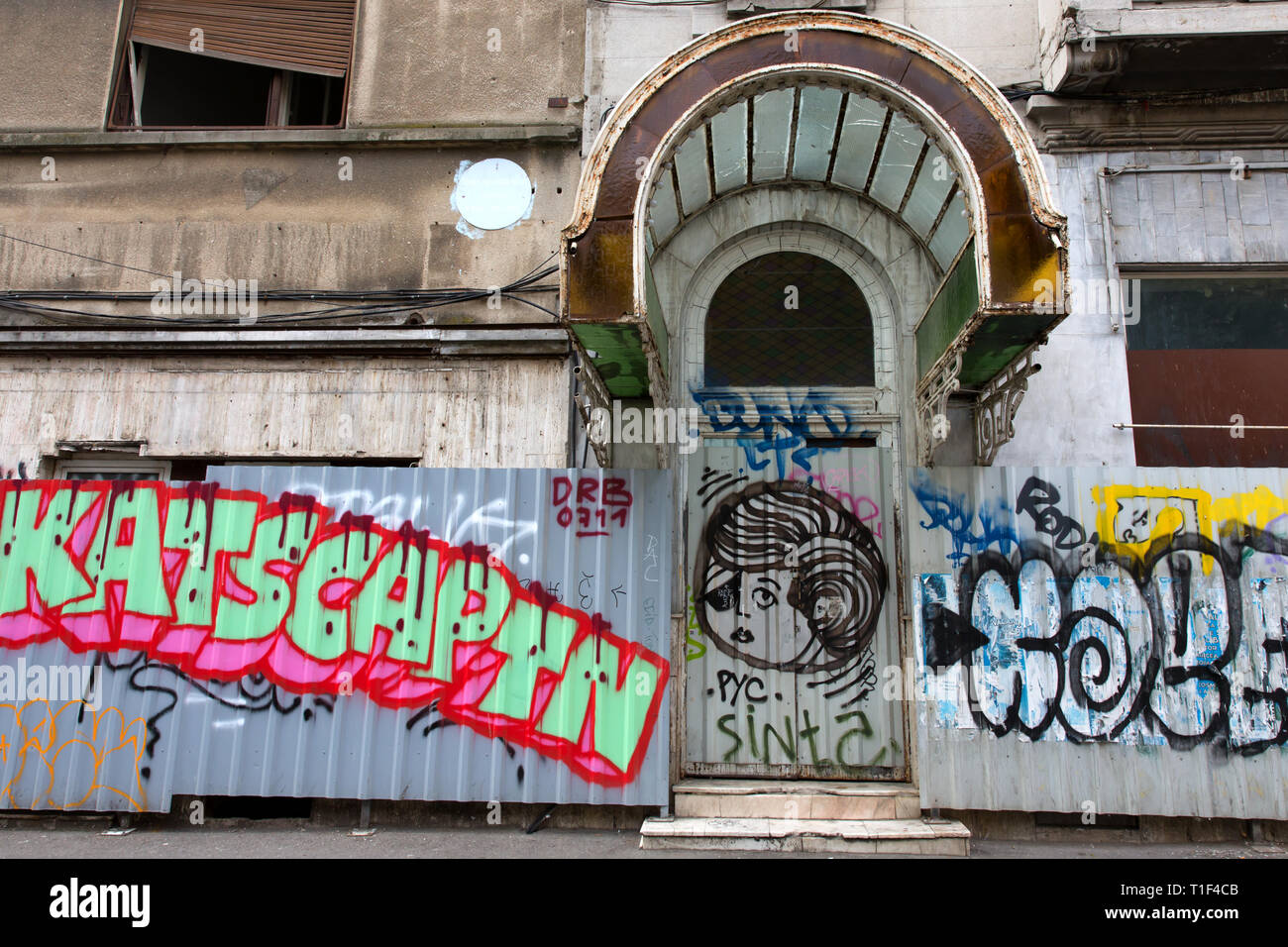 Bukarest - Graffitti verkleideten Häuser in der Altstadt. Stockfoto