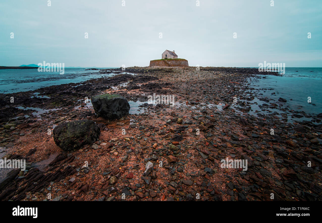 Cwyfan Kirche, Kirche im Meer Anglesey, Wales, Großbritannien Stockfoto