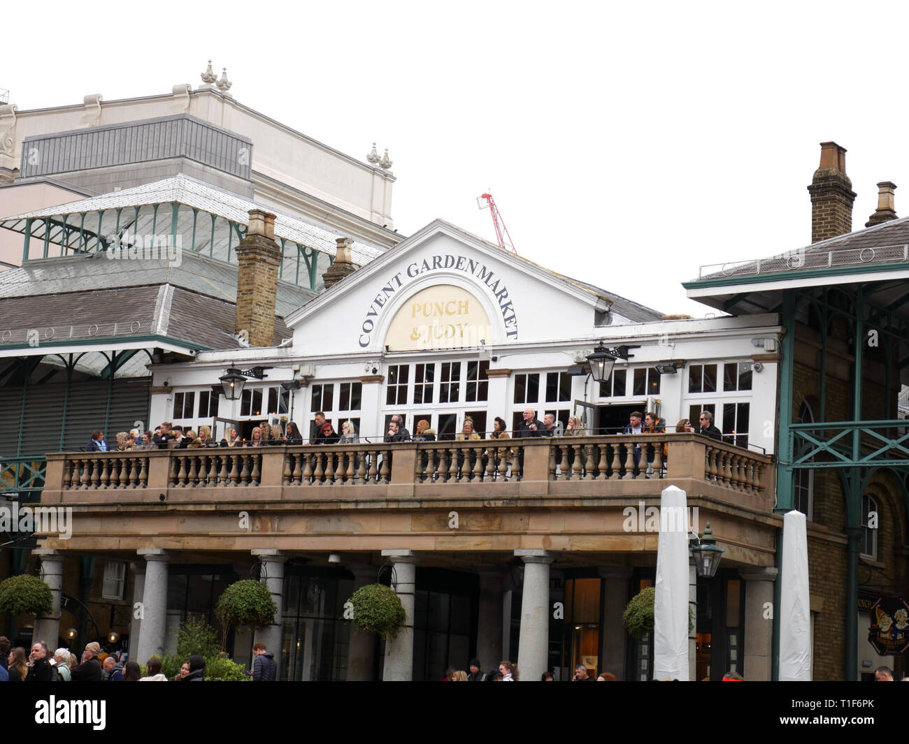 Balkon der Punch und Judy Pub in Covent Garden Stockfoto