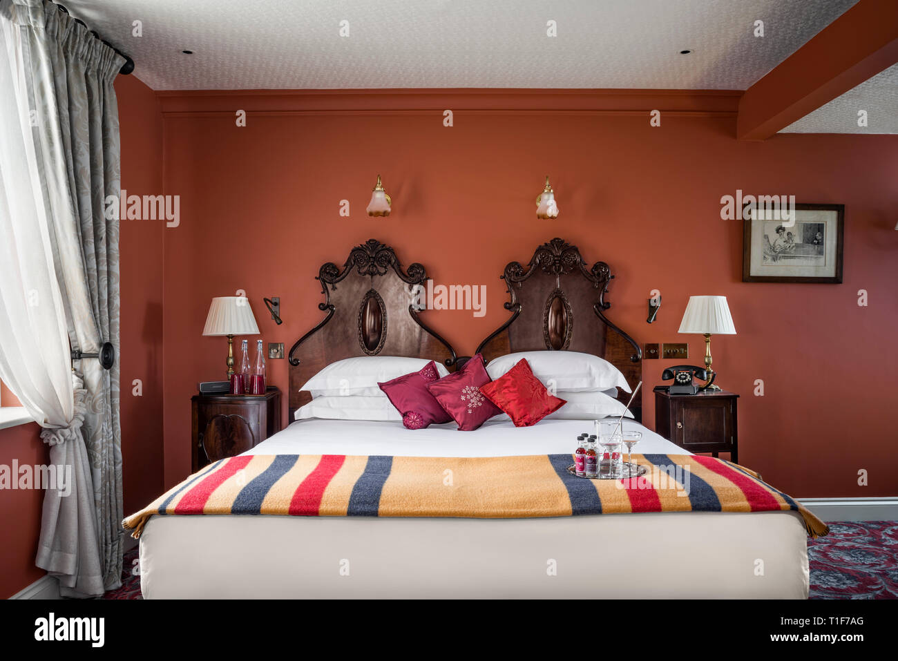 'Double-Bett im Zimmer im viktorianischen Stil der Zetter Stadthaus in London, England" Stockfoto