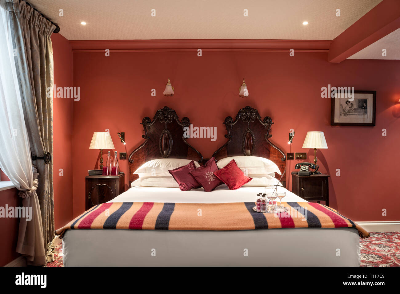 'Double-Bett im Zimmer im viktorianischen Stil der Zetter Stadthaus in London, England" Stockfoto