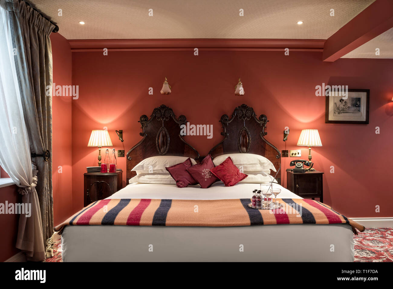 'Double-Bett im Zimmer im viktorianischen Stil der Zetter Stadthaus in London, England" Stockfoto