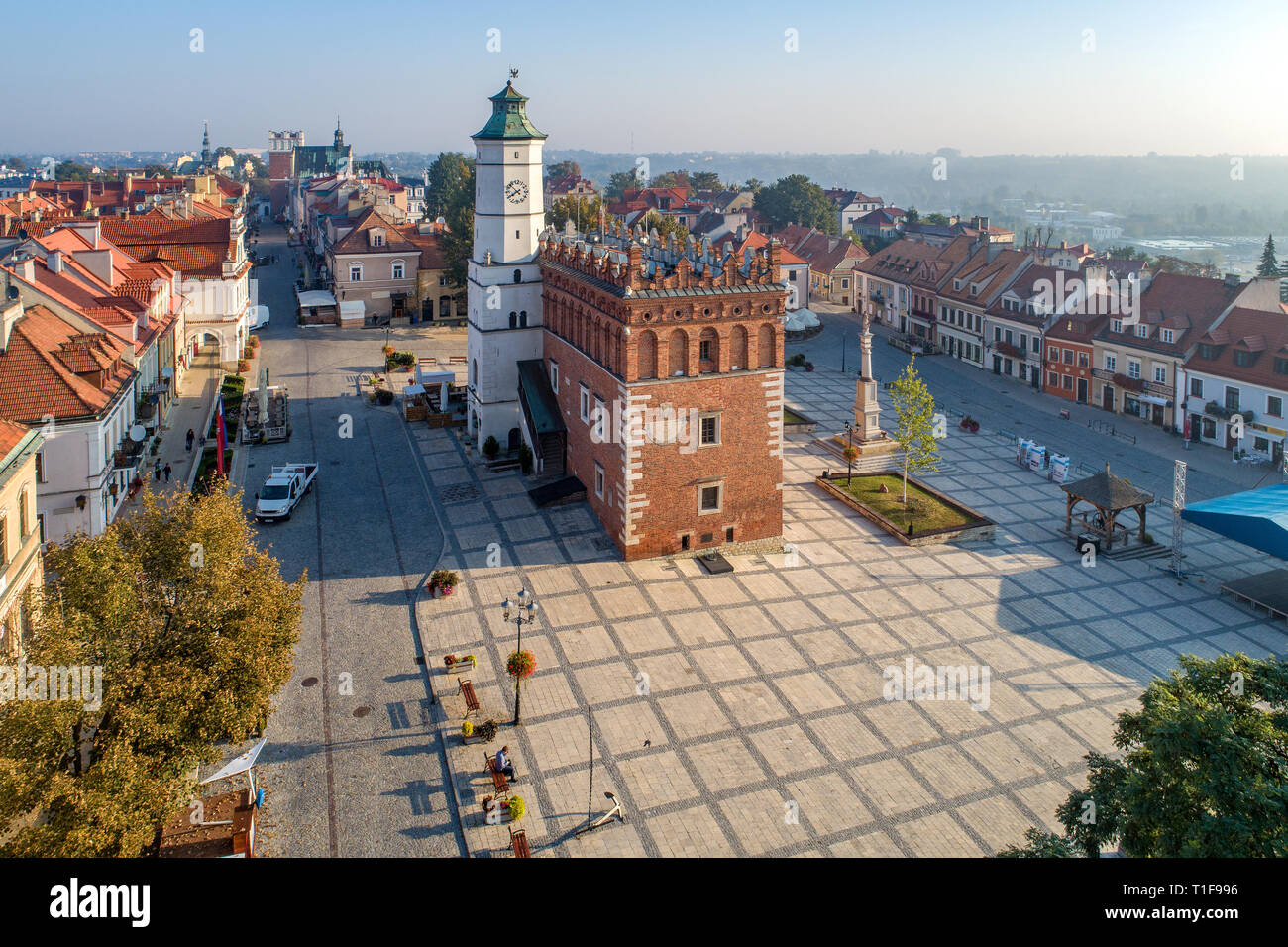 Sandomierz Altstadt, Polen. Luftaufnahme im Sonnenaufgang. Gotische Rathaus mit Glockenturm und Renaissance Dachgeschoss in der Marktplatz Stockfoto