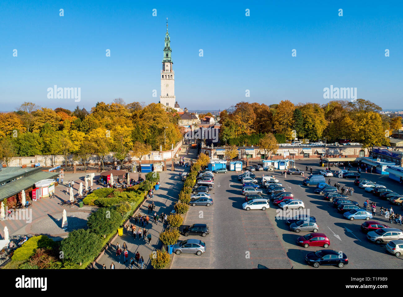 Tschenstochau, Polen - 11. Oktober 2018: Kloster Jasna Góra und Kirche auf dem Hügel. Die berühmten historischen Ort und polnische katholische Wallfahrtsort. Autos, Stockfoto