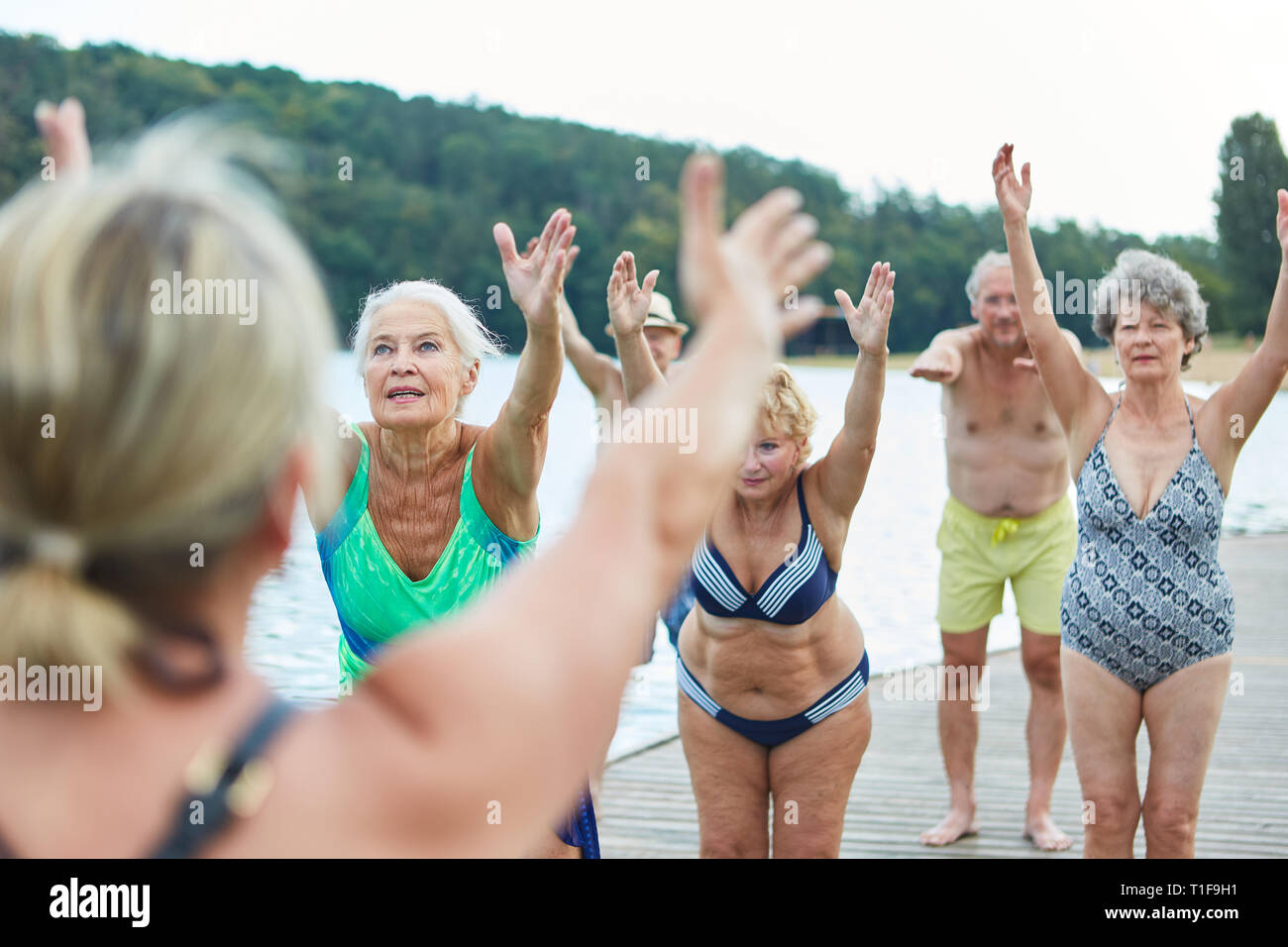 Gruppe von älteren Frauen zurück zu tun Training zusammen an der See im Sommer Stockfoto