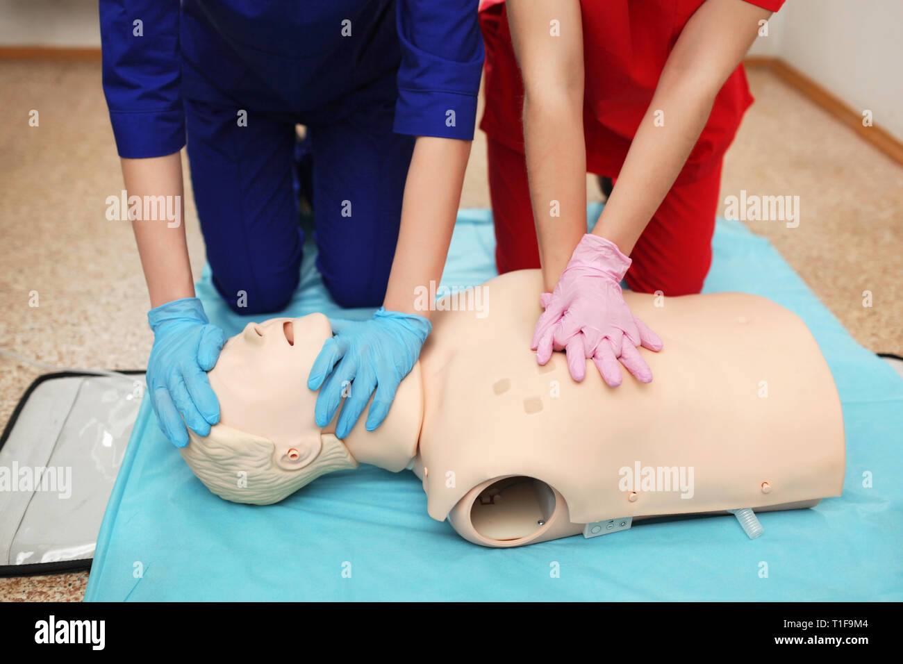 Hlw. Team Ärzte arbeiten auf dummy dummy indirekte Herzdruckmassage und Beatmung Lungen. Zwei junge Mädchen Krankenschwester engagiert Simulator Krankenhaus Stockfoto