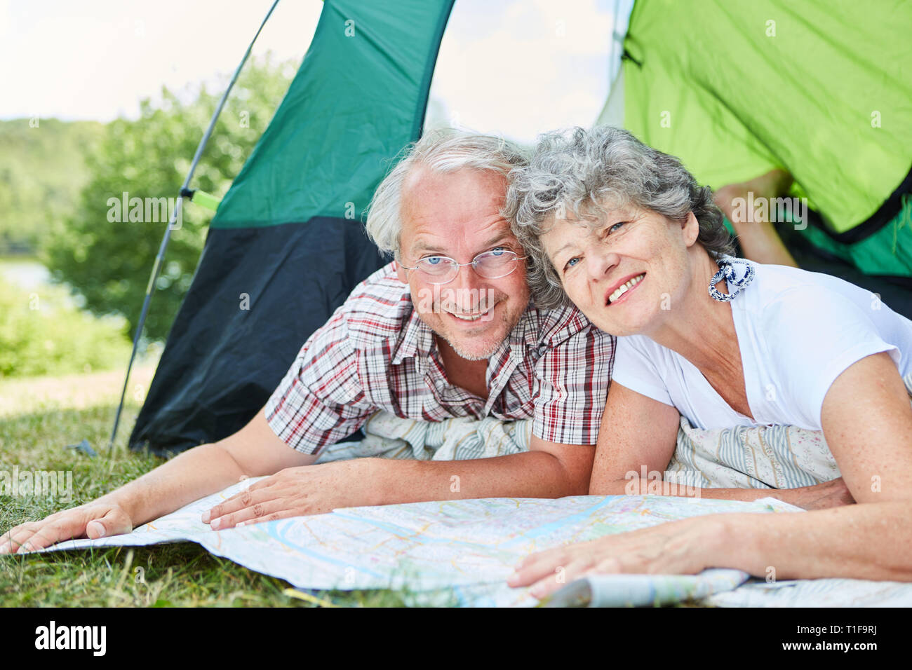 Glückliches Paar Senioren Camping auf dem Campingplatz. Urlaub in der Natur im Sommer Stockfoto