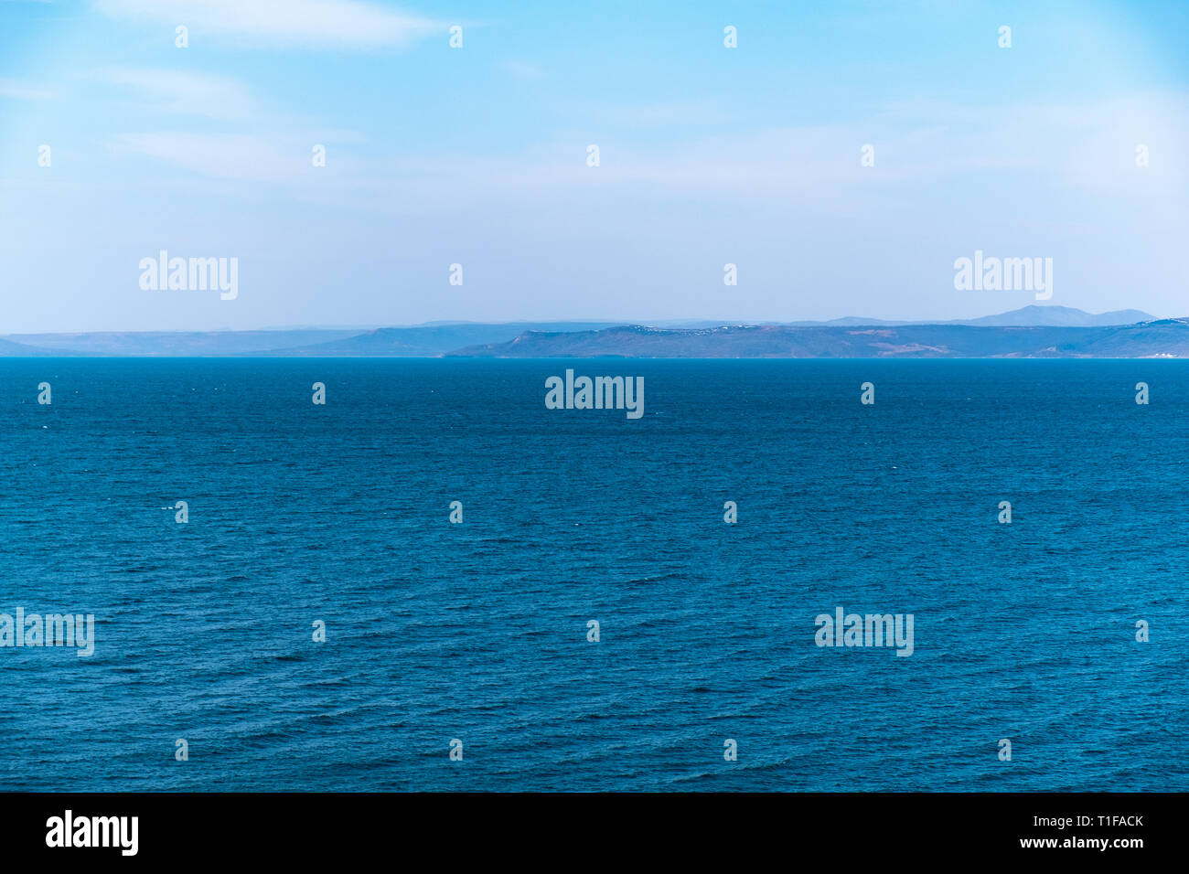 Meerblick von der Stadt Wladiwostok. Die Berge auf der anderen Seite des Meeres. Stockfoto