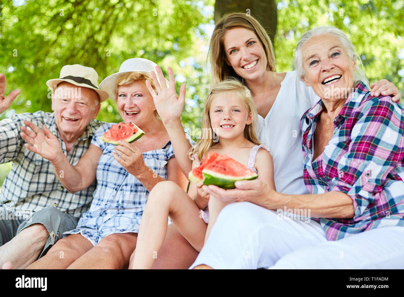 Glückliche Familie macht einen Ausflug im Sommer mit Kind und Großeltern Stockfoto