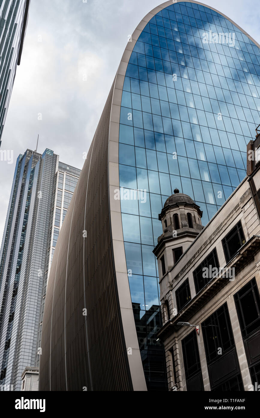 Kontrastierende Arten: den Reiher, Turm, "Kann der Schinken und mehr klassische Architektur von Bevis Marks in der Stadt. Stockfoto