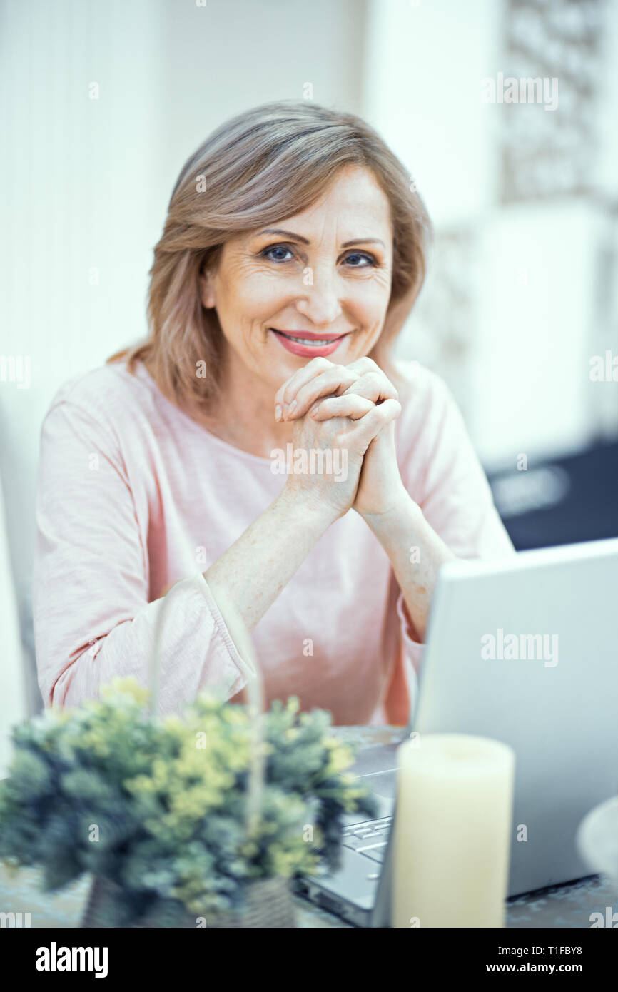 Glückliche Frau mit Laptop zu Hause Stockfoto