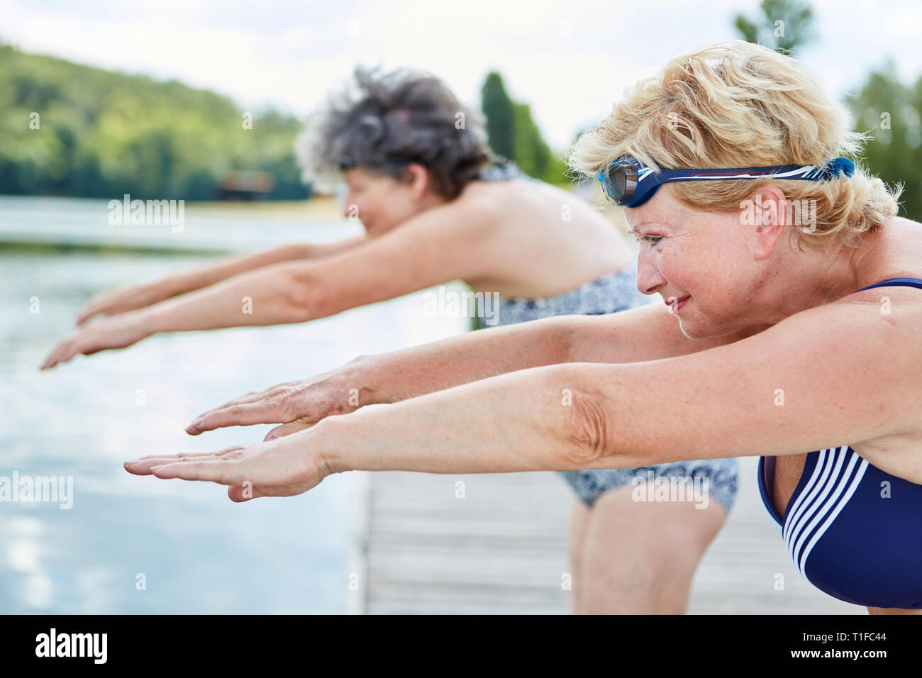 Zwei ältere Frauen gehen Schwimmen und Turnen vor dem Anlassen Stockfoto