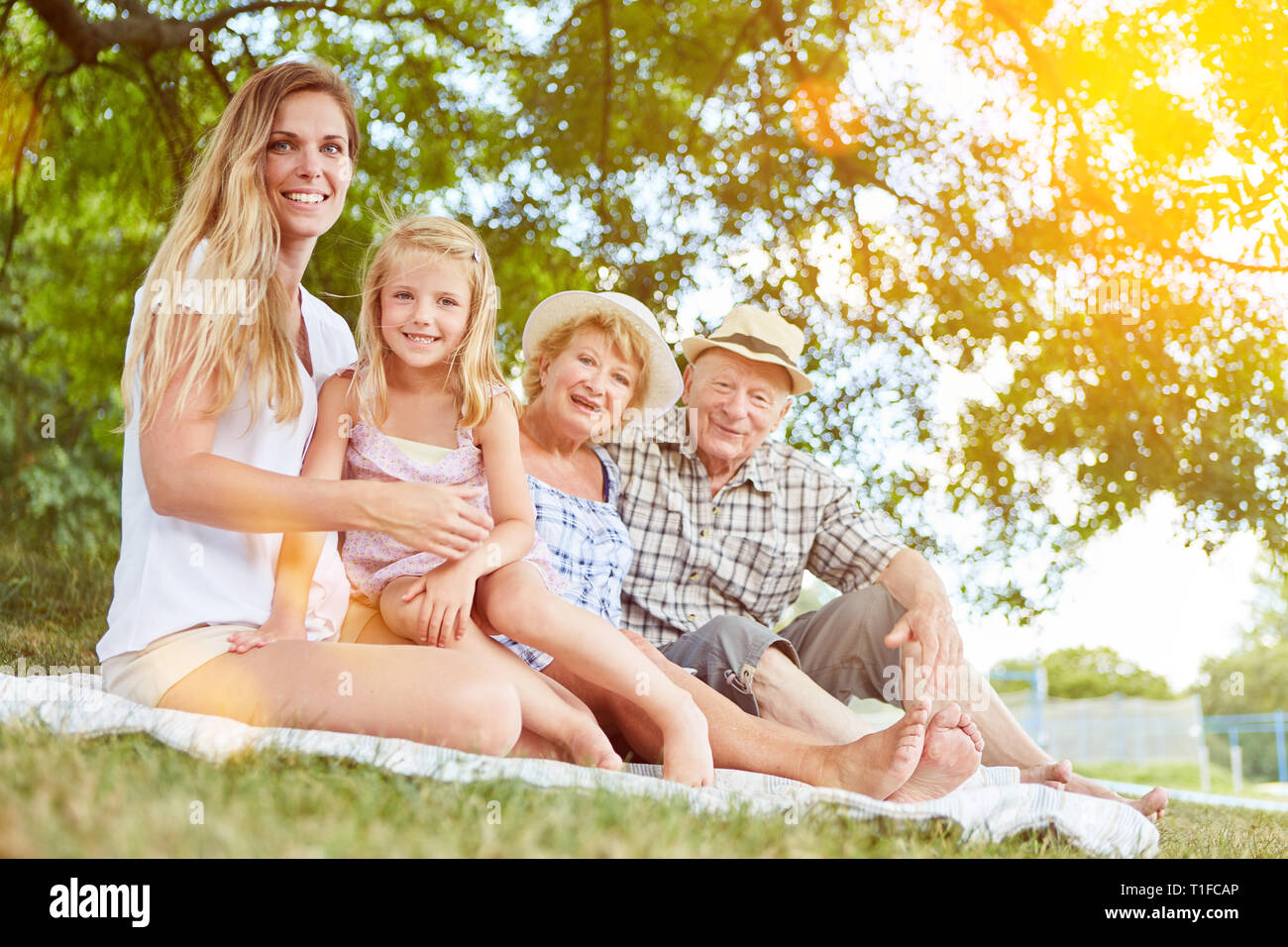 Erweiterte Familie mit Großeltern und Kind Picknick im Sommer Stockfoto