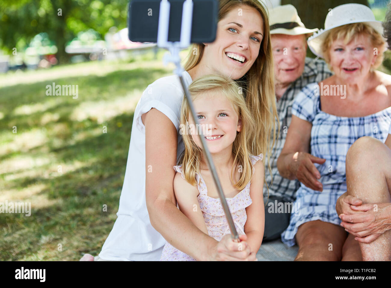 Erweiterte Familie mit Mutter und Tochter und Großeltern unter selfie Fotos Stockfoto