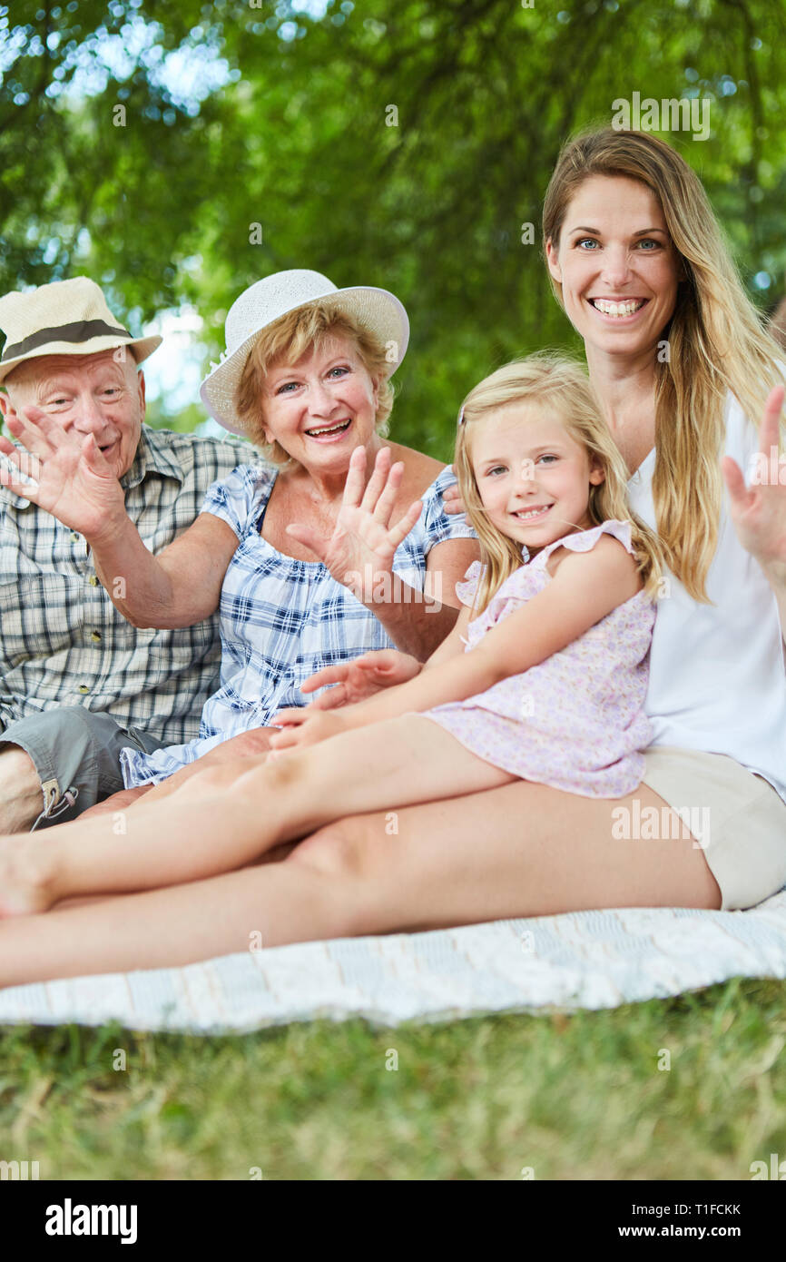 Erweiterte Familie mit Mutter und Tochter und Großeltern im Park im Sommer Stockfoto