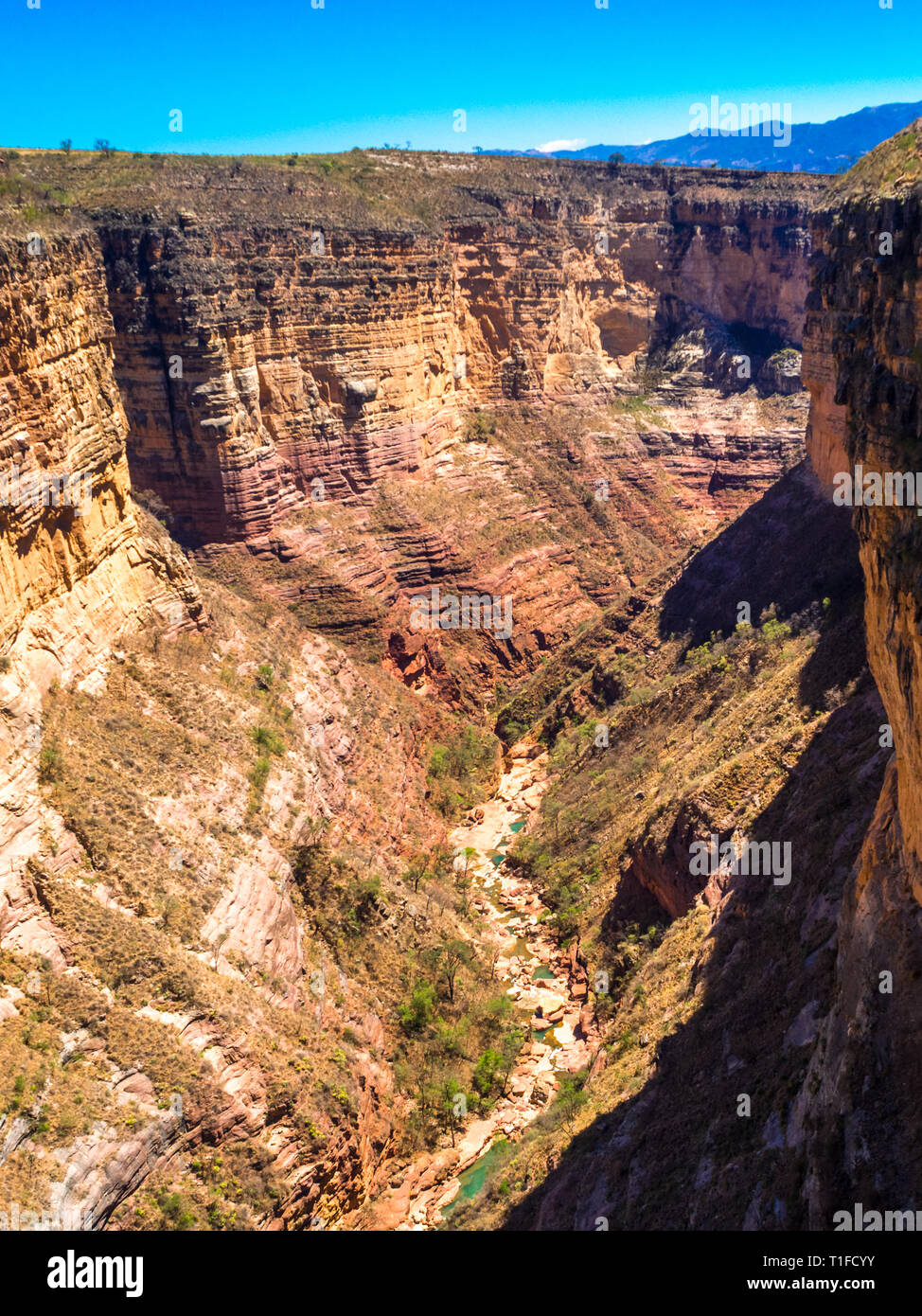 Ansicht der Toro Toro Schlucht in Bolivien. Cochabamba. Suche Stockfoto Ansicht der Toro Toro Schlucht in Bolivien. Cochabamba. Suche Stockfoto