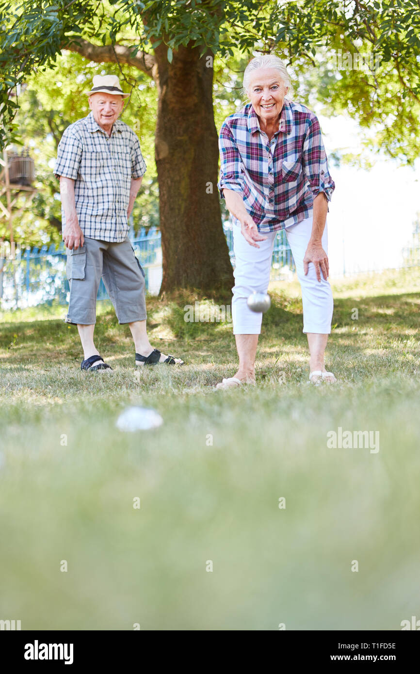 Senioren paar Boule spielen oder Boccia spielen im Garten, im Urlaub oder im Seniorenheim Stockfoto