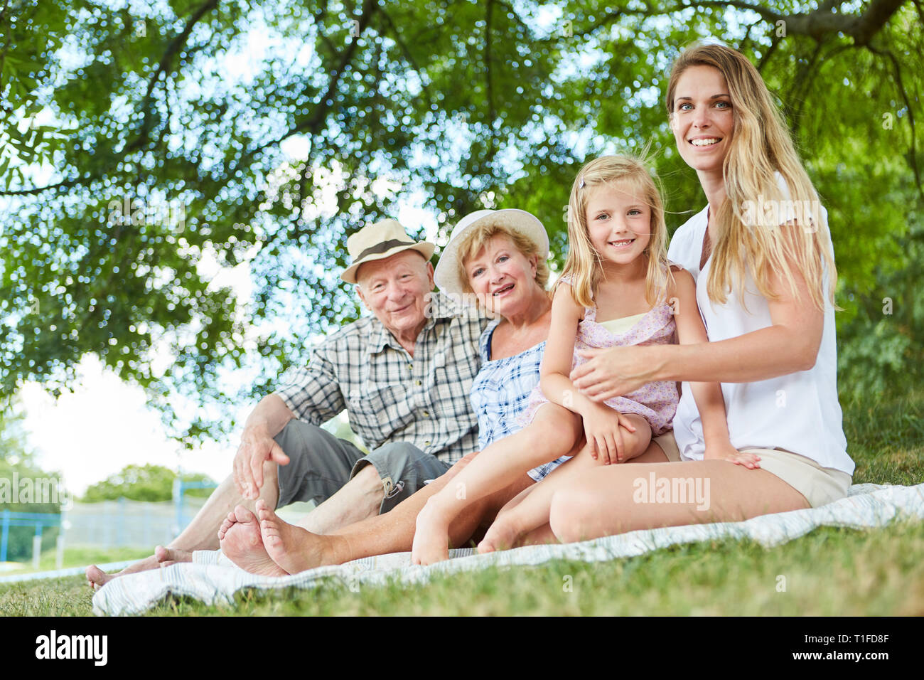 Erweiterte Familie mit Großeltern und Kind macht ein Picknick Reise im Sommer Stockfoto