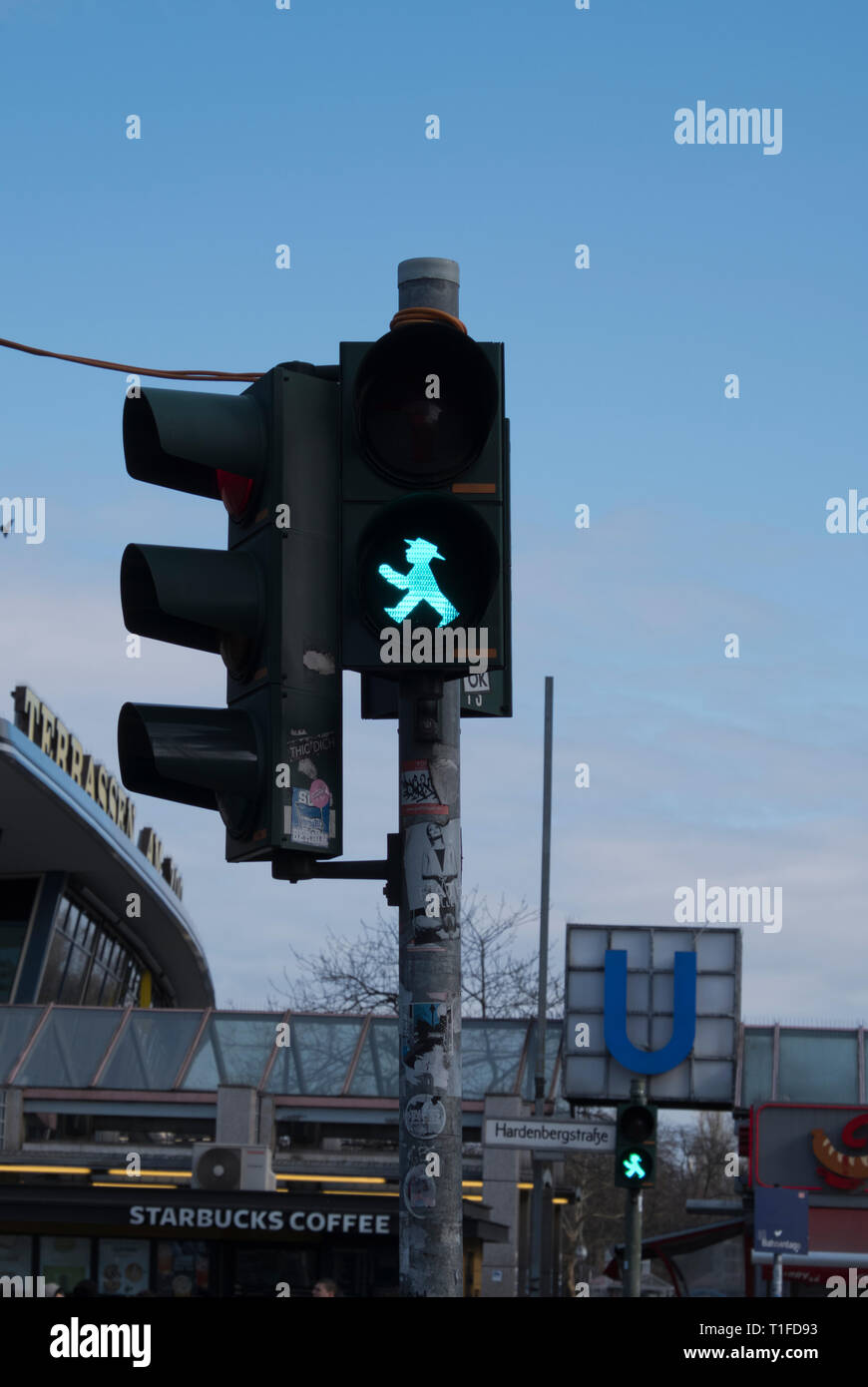 Fußgängerüberweg mit dem Ampelmannchen in Berlin Deutschland Stockfoto