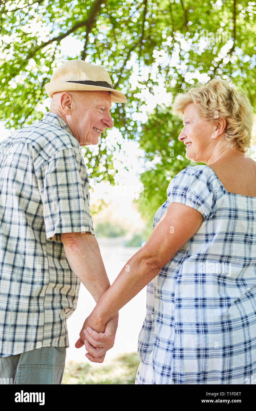 Paar in Liebe Senioren auf einer gemeinsamen Wanderung in der Natur im Sommer Stockfoto
