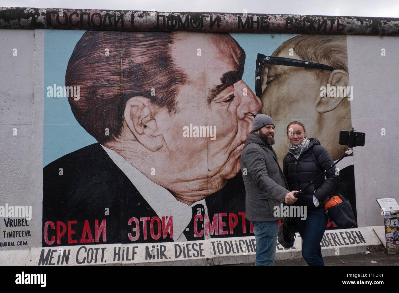 Paar ein selfie vor der Berliner Mauer in Deutschland Stockfoto