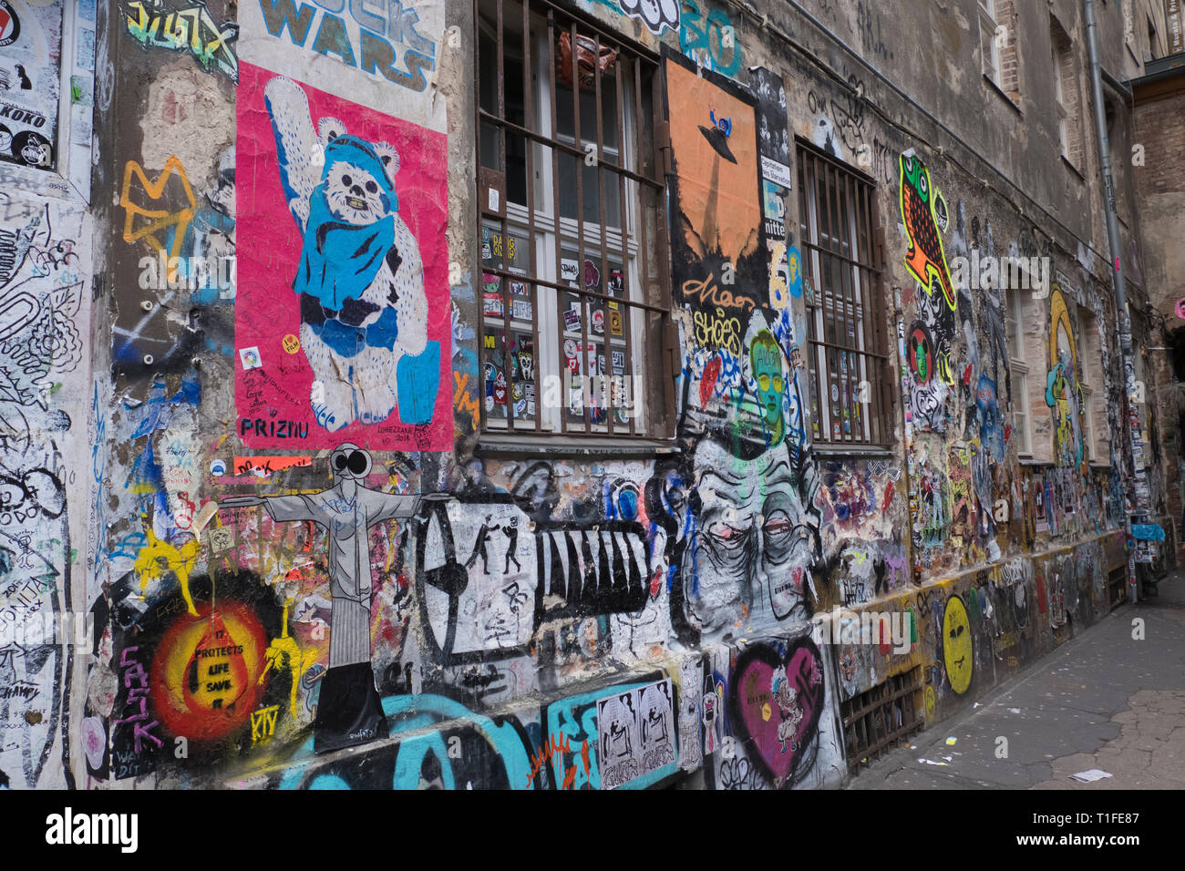 Fliegen Plakate in den toten Hühnern Gasse in Berlin Deutschland Stockfoto
