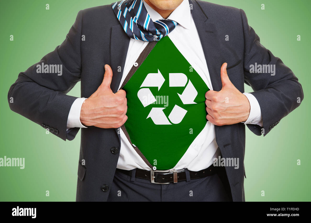 Recycling Konzept mit Menschen, die den Zyklus Symbol t-shirt unter aufgeknöpfte Hemd Stockfoto