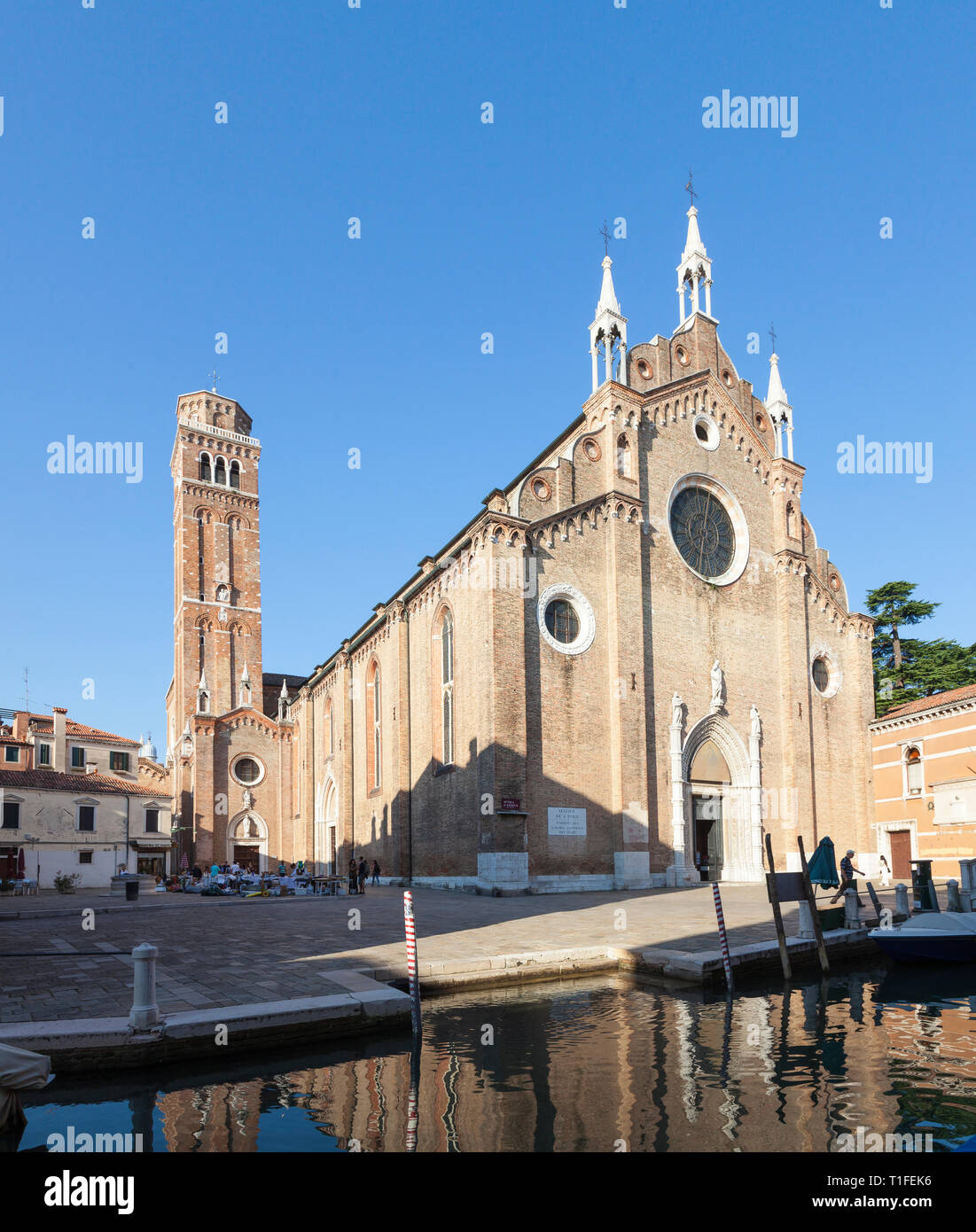 Die Basilika Santa Maria Gloriosa dei Frari, Campo dei Frari mit antiken Markt, San Polo, Venedig, Venetien, Italien. 1492 gotische Fassade mit Reflektion Stockfoto