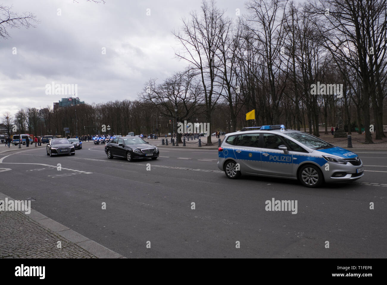 Bundeskanzlerin Merkel motorcade in Richtung der Reichstag in Berlin Deutschland reisen Stockfoto