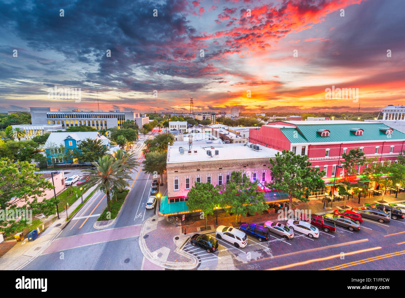 Gainesville, Florida, USA downtown Stadtbild in der Abenddämmerung. Stockfoto