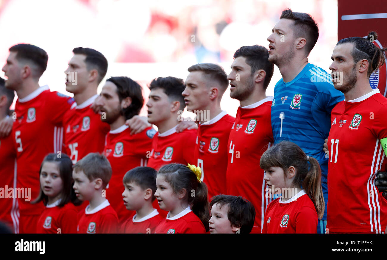 Wales" (nach rechts) Chris Mepham, Jamie Lawrence, Joe Allen, Daniel James, Matthew Smith, Ben Davies links, Torwart Wayne Hennessey, und Gareth Bale vor dem Kick-off Stockfoto