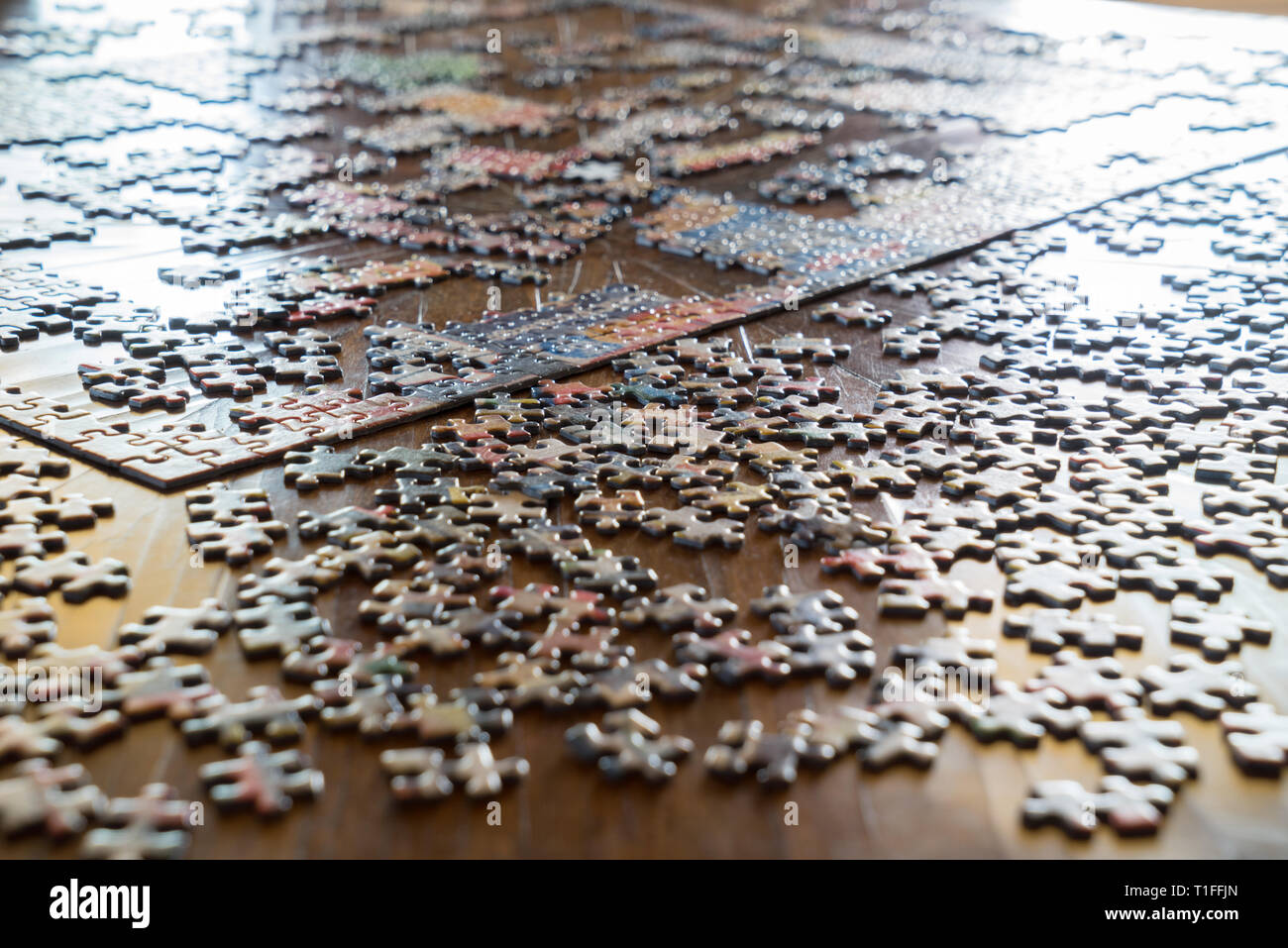 Unvollständige Puzzle, Stücke auf Tisch Stockfoto