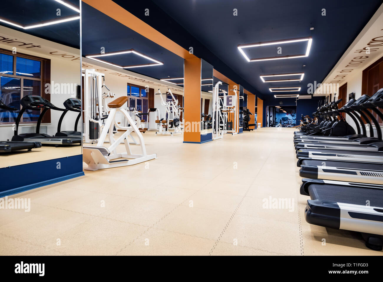 Neue Fitnessgeräte im modernen Fitnessraum Innenraum Stockfotografie - Alamy