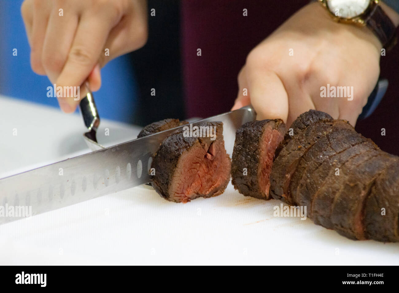 Roastbeef und Slice, Hände Chef's schneiden Roastbeef, Carving Roastbeef Stockfoto