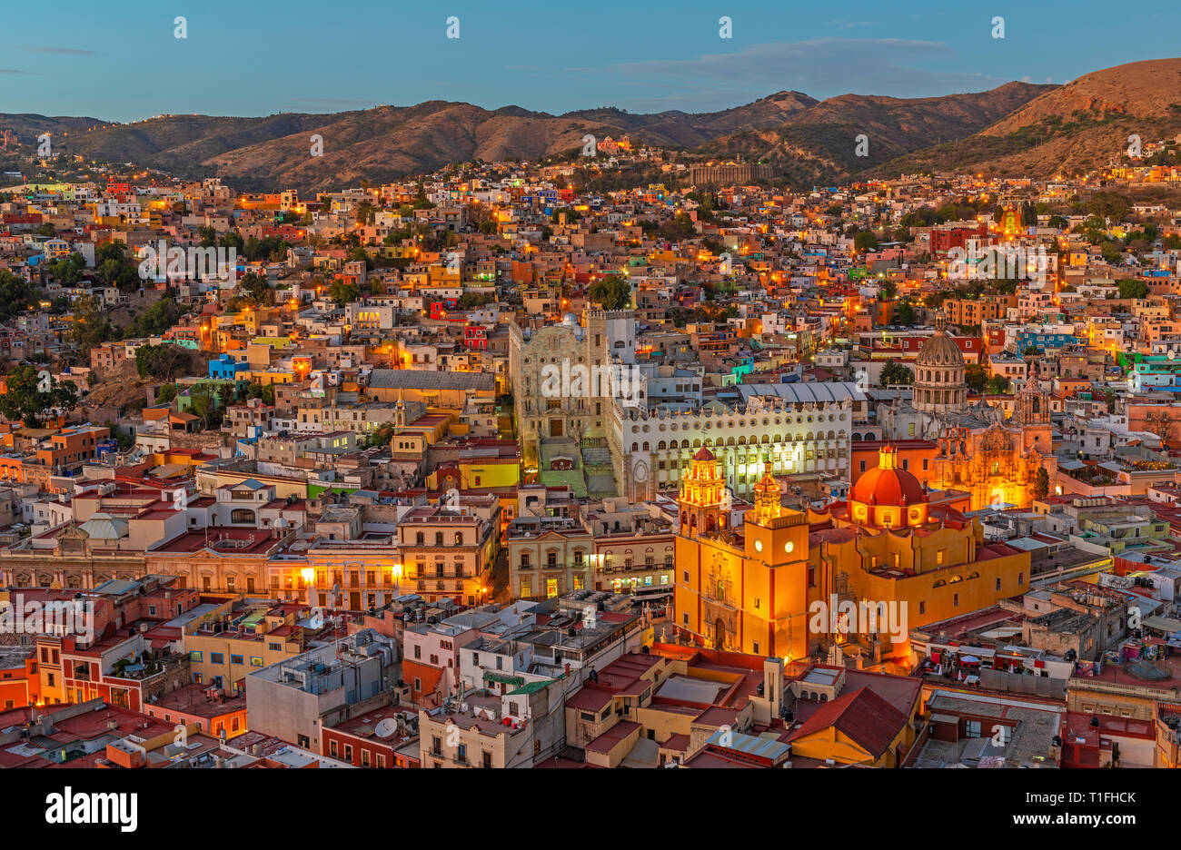 Weitwinkel Stadtbild der Stadt Guanajuato während der Blauen Stunde mit der Basilika Unserer Lieben Frau von Guanajuato, Mexiko. Stockfoto