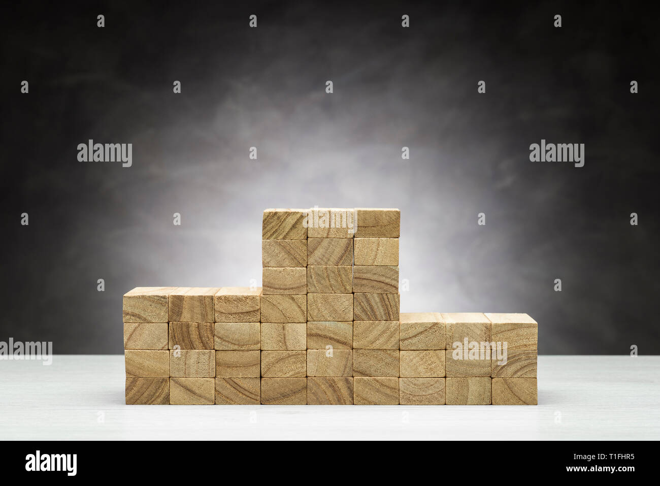 Konzept des Wettbewerbs. Holz- Podium auf grauem Hintergrund. Stockfoto