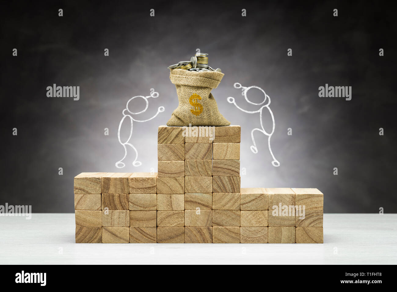 Konzept des Wettbewerbs. Holz- Podium auf grauem Hintergrund mit Beutel voller Münzen und die Menschen formen. Stockfoto