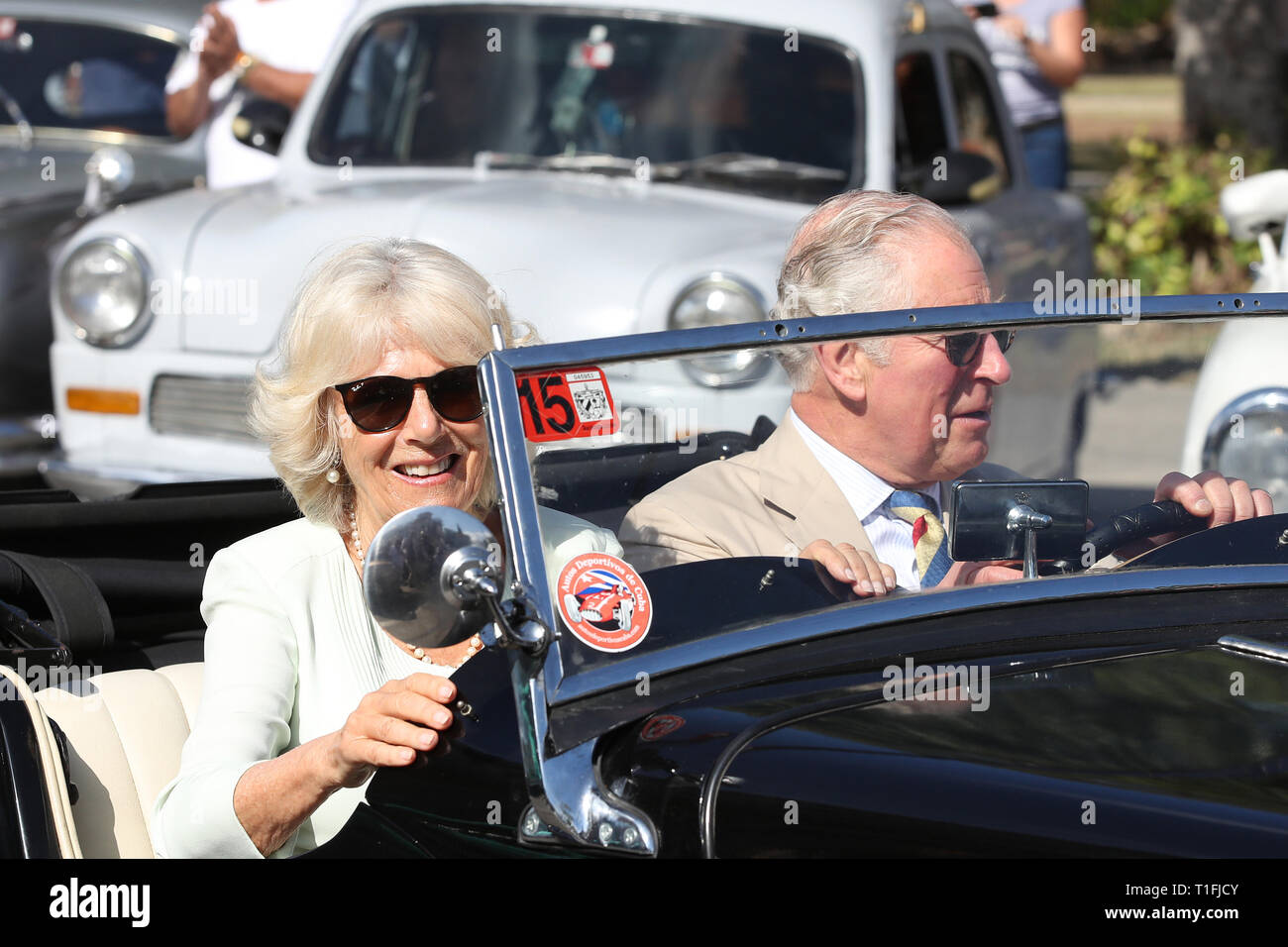 Der Prinz von Wales und die Herzogin von Cornwall Fahrt in einem MG TD Sportwagen von 1953, als sie an einer britischen Classic Car Event in Havanna, Kuba, das ist Teil einer historischen Reise, die feiert die kulturellen Bindungen zwischen dem Vereinigten Königreich und den kommunistischen Staat kommen. Stockfoto