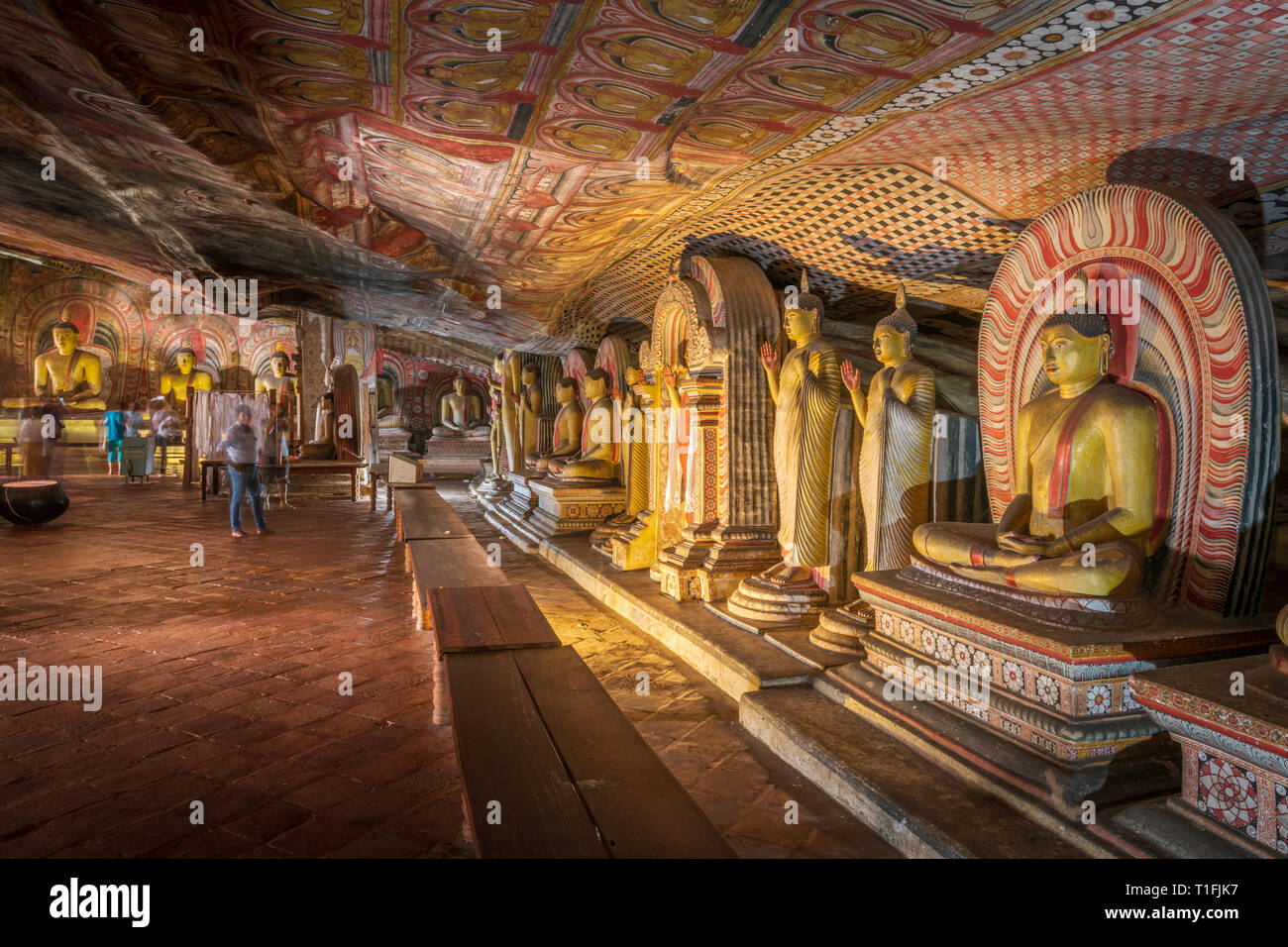 Die eindrucksvollste von Sri Lanka's Cave Tempel, reich verzierte fünf Heiligtümern von 'Dambulla Fels und Höhle Tempeln sitzen unter einem riesigen Rocky outcro Stockfoto