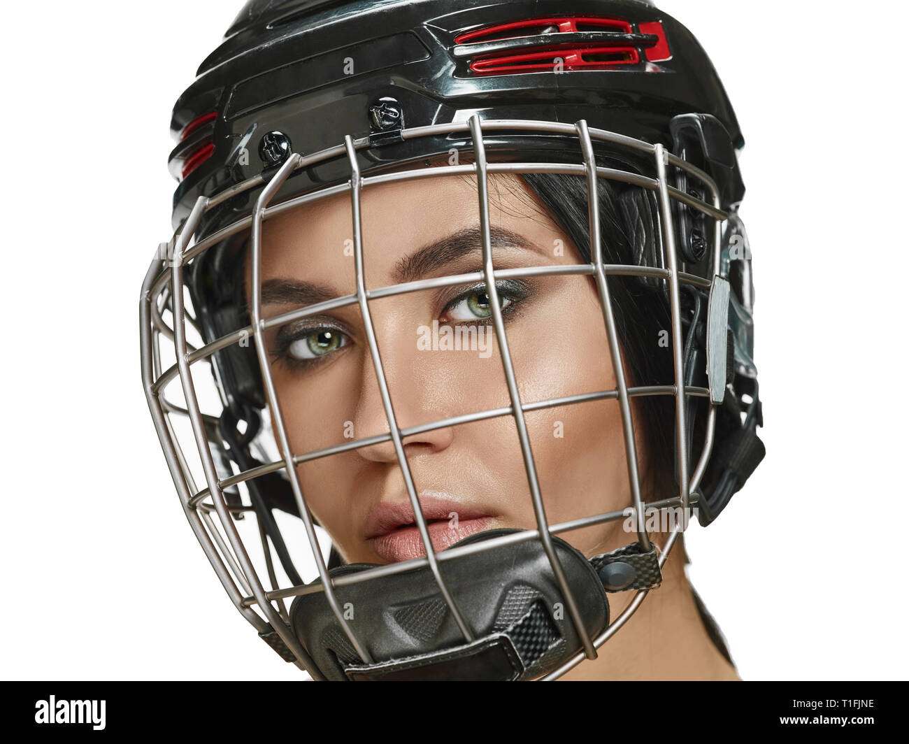 Weibliche hockey player schließen, Helm und Maske über weiße studio Hintergrund Stockfoto