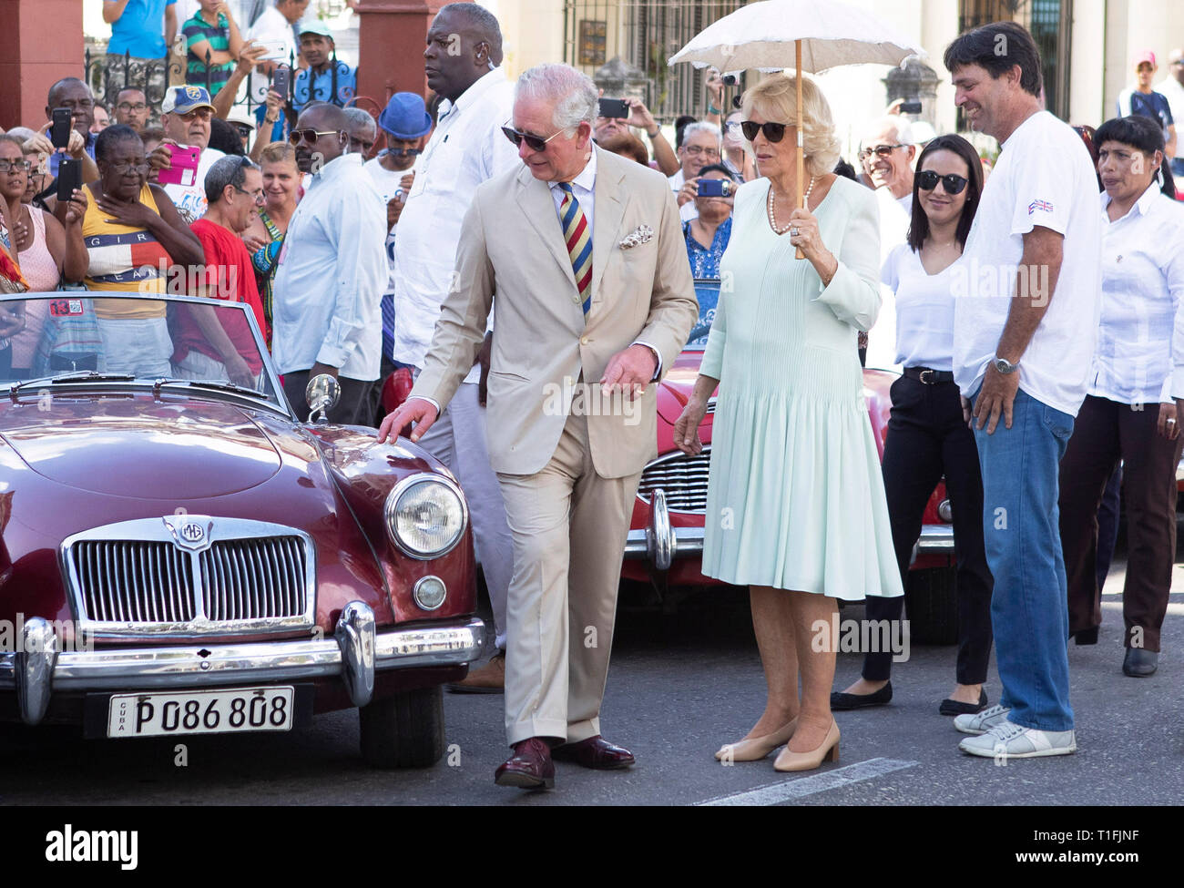 Der Prinz von Wales und die Herzogin von Cornwall an einem British Classic Car Event in John Lennon Platz in Havanna, Kuba, als Teil einer historischen Reise, die feiert die kulturellen Bindungen zwischen dem Vereinigten Königreich und den kommunistischen Staat. Stockfoto