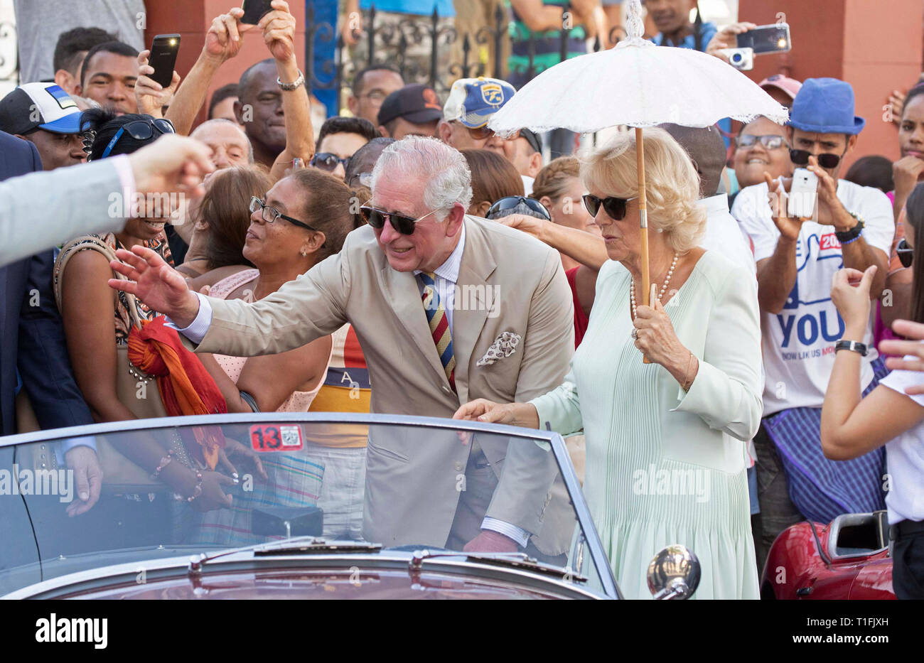 Der Prinz von Wales und die Herzogin von Cornwall an einem British Classic Car Event in John Lennon Platz in Havanna, Kuba, als Teil einer historischen Reise, die feiert die kulturellen Bindungen zwischen dem Vereinigten Königreich und den kommunistischen Staat. Stockfoto