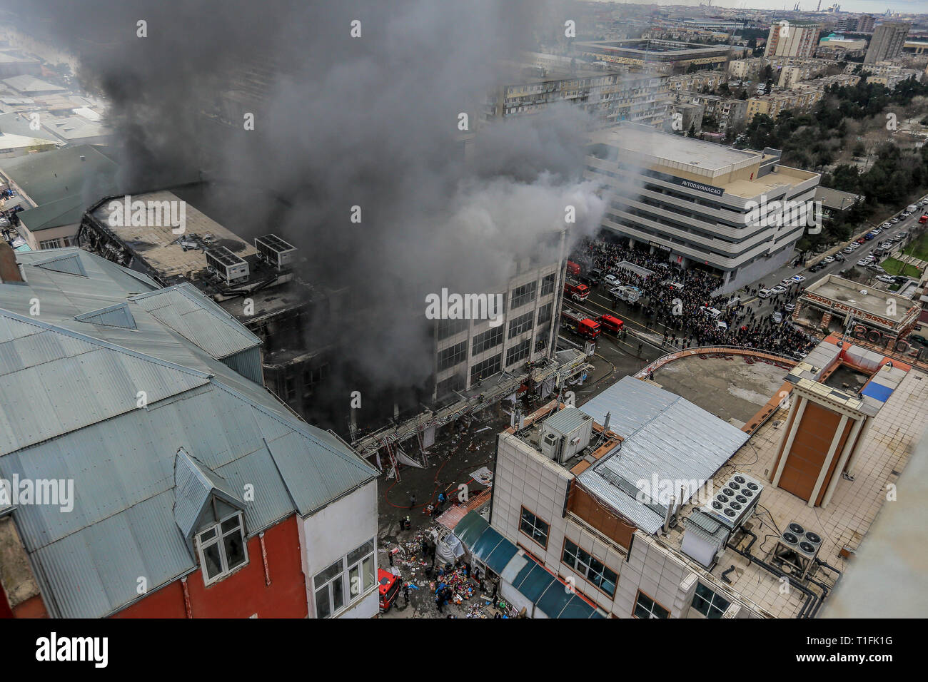 Baku, Aserbaidschan. 26 Mär, 2019. Feuerwehrmänner Arbeiten einen Brand an Diqlas Markt in Baku, Aserbaidschan, Dienstag, 26. März 2019 zu stellen. Ein großes Feuer brach heute Morgen im Einkaufszentrum "iglas' im Dorf 8 Kilometer in Baku. Brennen Sie die oberen Etagen des 5-stöckigen Gebäude. Credit: Aziz Karimov/Pacific Press/Alamy leben Nachrichten Stockfoto