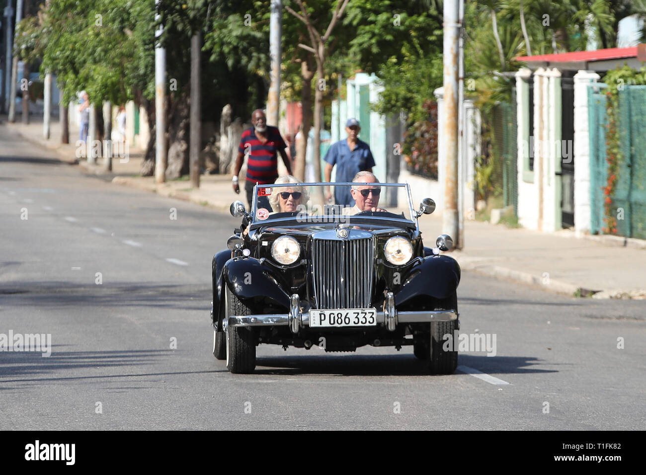 Der Prinz von Wales und die Herzogin von Cornwall Fahrt in einem MG TD Sportwagen von 1953, als sie an einer britischen Classic Car Event in Havanna, Kuba, das ist Teil einer historischen Reise, die feiert die kulturellen Bindungen zwischen dem Vereinigten Königreich und den kommunistischen Staat kommen. Stockfoto